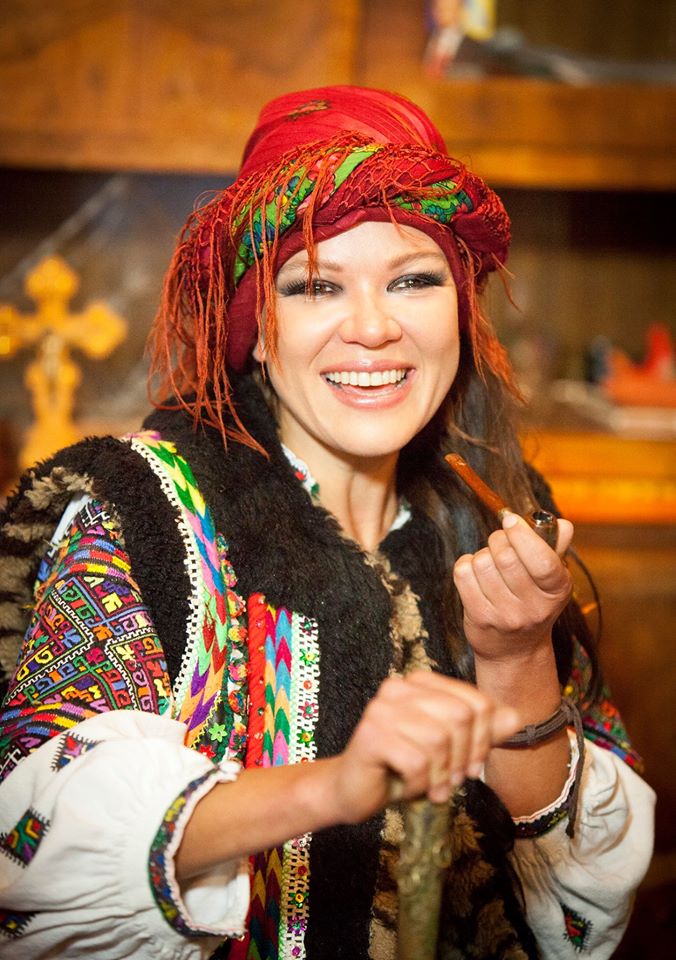 Руслана показала семейные фото с мужем и мамой